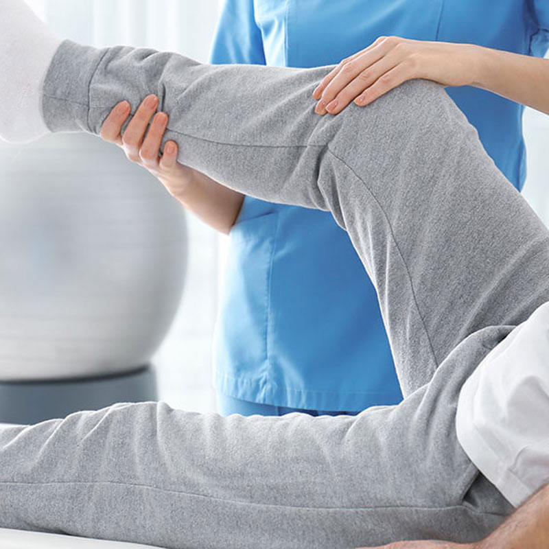 Male patient receives knee physiotherapy and rehabilitation from Advantage Integrated Health therapist
